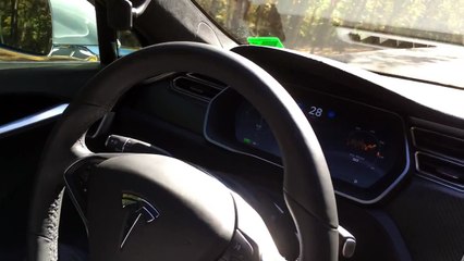 La Tesla change de direction lorsqu'elle croise une voiture en sens inverse