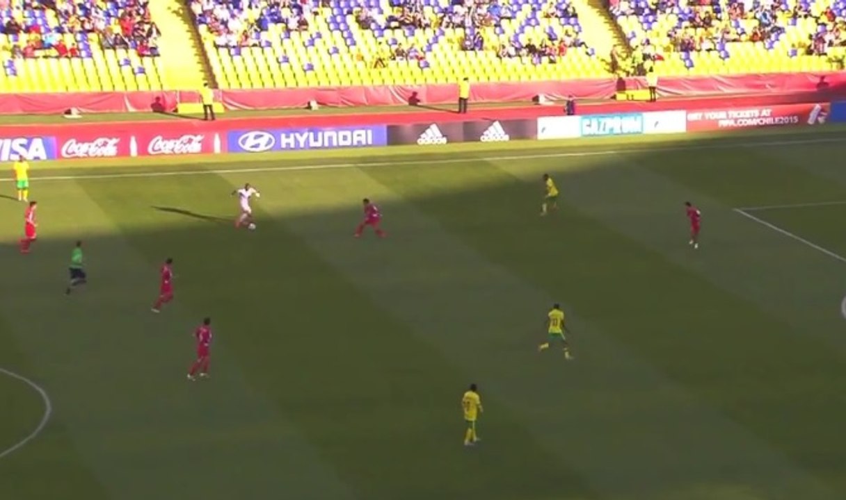 Foot: un gardien sort jusqu'au camp adverse avec le ballon