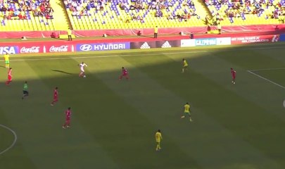 Foot: un gardien sort jusqu'au camp adverse avec le ballon