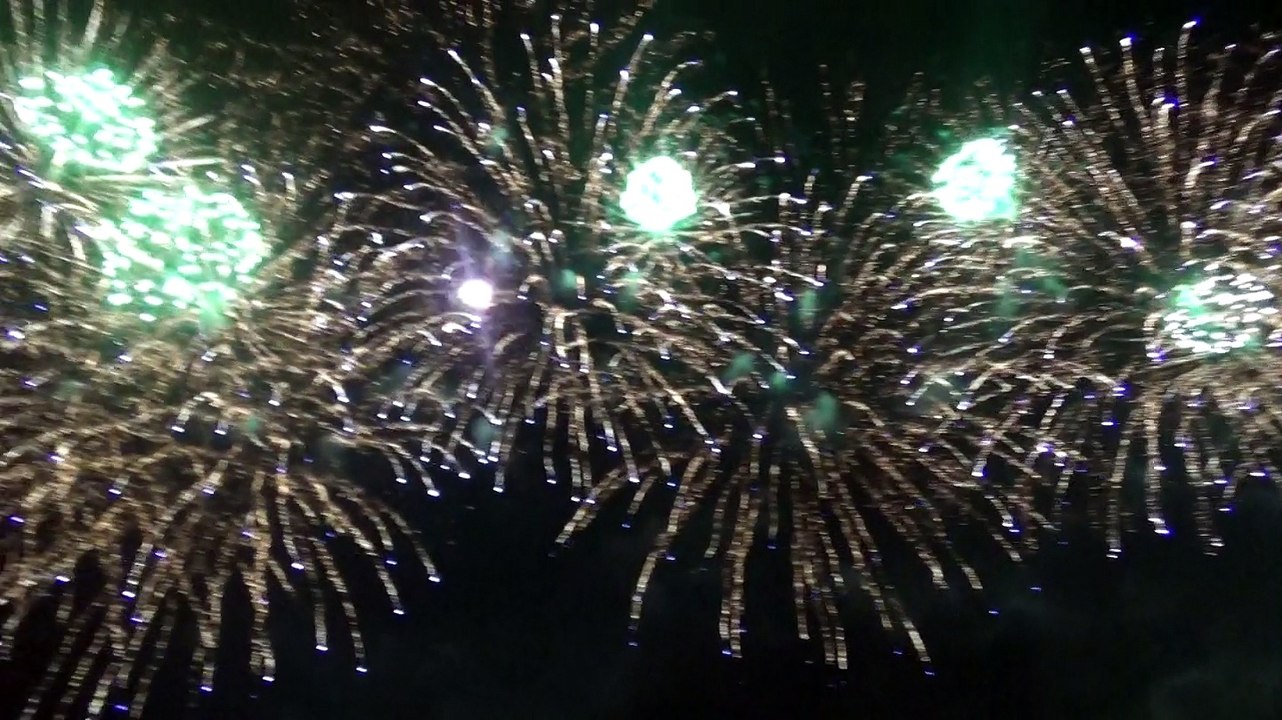 Мультимедийное световое шоу В Городе света Световые новеллы (Пушкинская набережная) - Салют