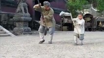 Un enfant Shaolin donne des cours à Jackie Chan