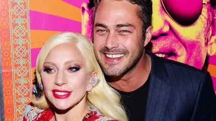 Taylor Kinney bromea que las escenas sexuales de Lady Gaga son 'incómodas'