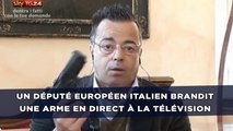Un député européen italien brandit une arme en direct à la télévision