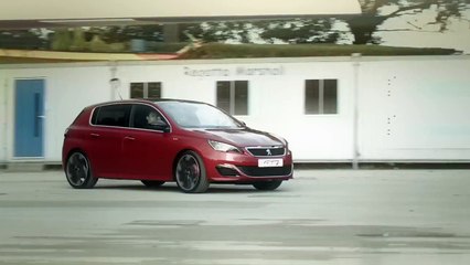 La Peugeot 308 GTi fait la course avec un hors-bord