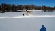 This Pilot makes acrobatics Drifts on Ice with his Plane as it was a Car!!
