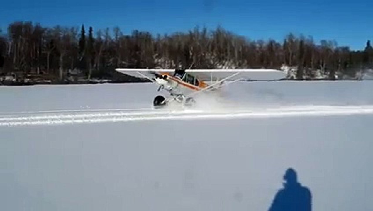 This Pilot makes acrobatics Drifts on Ice with his Plane as it was a Car!!