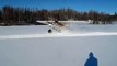 Un pilote fait des Drift en avion sur un lac gelé... Dingue