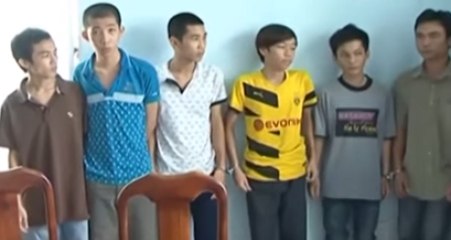 Đạp vào mặt nạn nhân, cướp điện thoại giữa phố