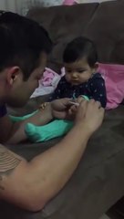 Babasına tırnaklarını kestirmeyen tatlı bebek:)