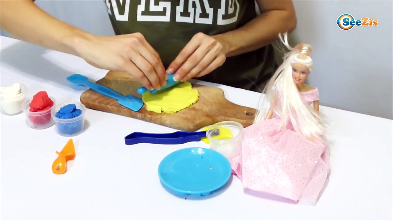 ✔ Кукла Барби и девушка Юля готовят пиццу. Видео для детей - Disney Barbie Doll and Julia cook pizza