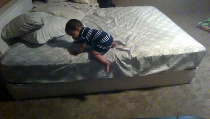 bebe super abusado usa almohadas para bajar de la cama