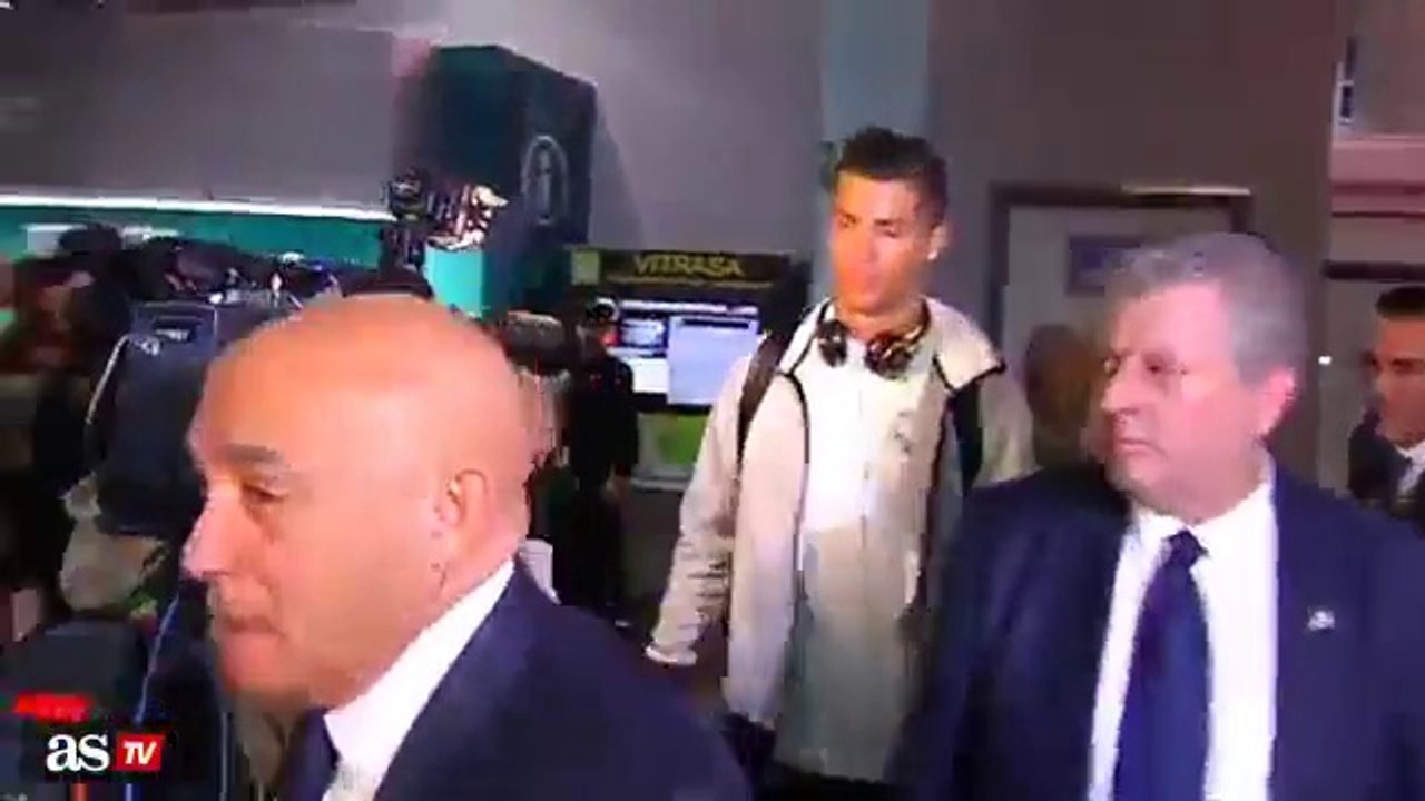 Cristiano Ronaldo desata la locura a su llegada al aeropuerto de Vigo