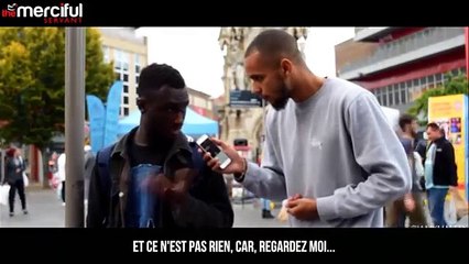 Il fait écouter le Coran aux gens  Quelles sont leurs réactions