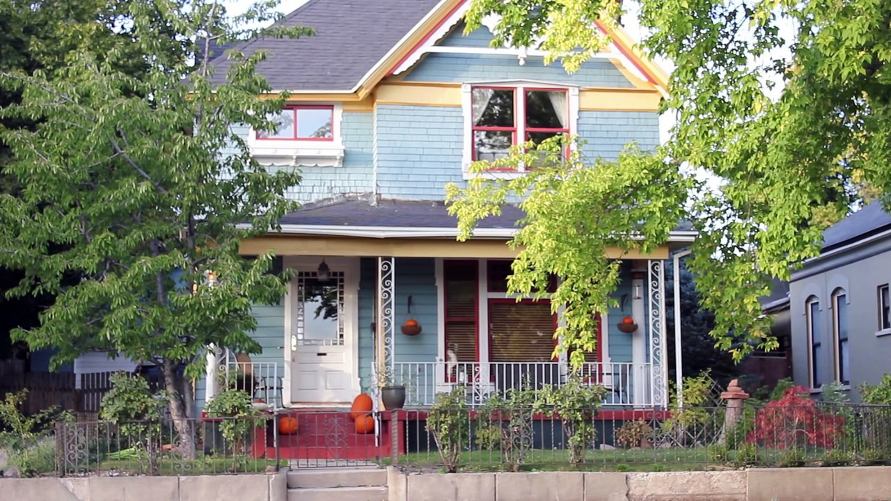 Des grand-parents et leur petit fils jouent la musique de La-Haut au piano et c'est beau!!