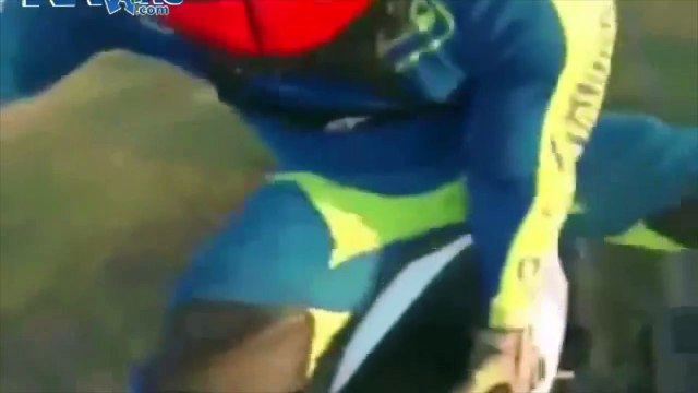 Quand tu laches ta moto en plein saut... Superman raté - FMX rider