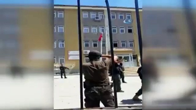PKK’nın İndirdiği Türk Bayrağını, Özel Harekat Polisleri Tekbirlerle Göndere Çekti