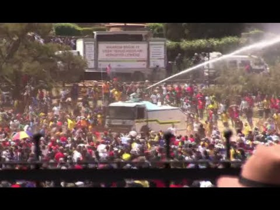 Violent protests in S. Africa: Water cannon, tear gas used against students