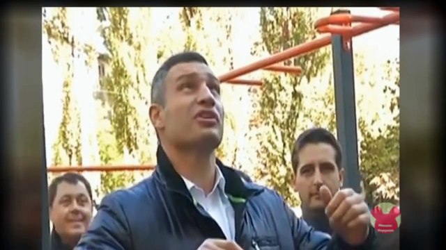 Мэр Киева Виталий Кличко на турнике