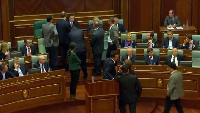 Kosovo: l’opposition antiserbe déclenche des gaz lacrymogènes dans le Parlement