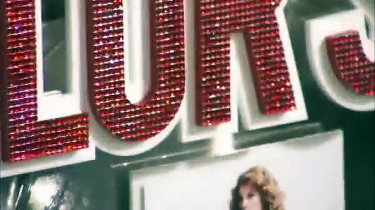 Taylor Swift gets Tiffany cuff for Staples Center record