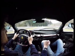 Umas Mãozinhas De Ouro Ao Agarradas Ao Volante De Um LaFerrari Em Nurburgring