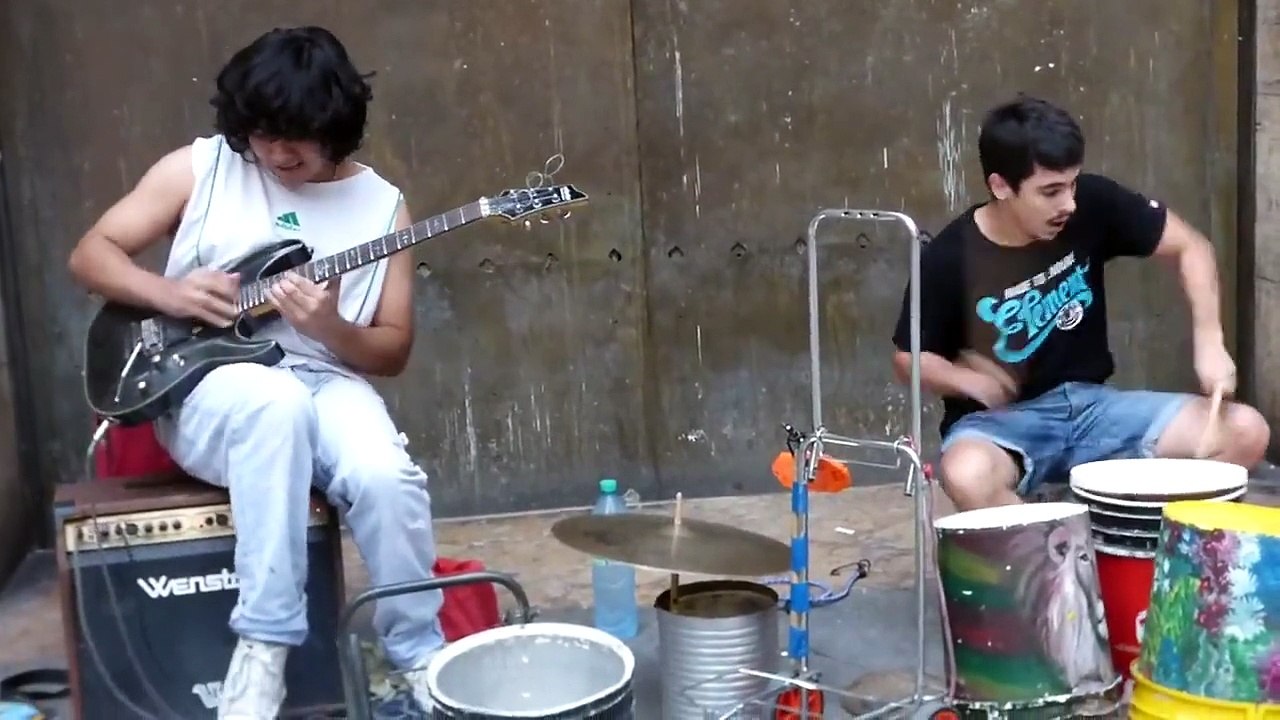 2 musiciens de rue jouent du Dire Straits et c'est ENORME!