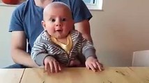 Un futur pianiste ce bébé... Roi du Air piano!!