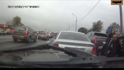 Man loopt op de chauffeur af om hem af te maken totdat dit uit het raam komt