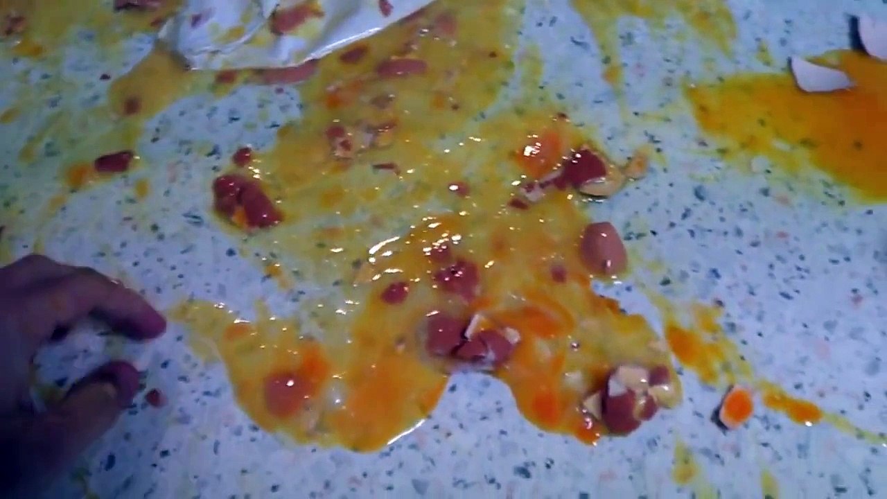 HOW TO SEPARATE AN EGG WHITE FROM YOLK