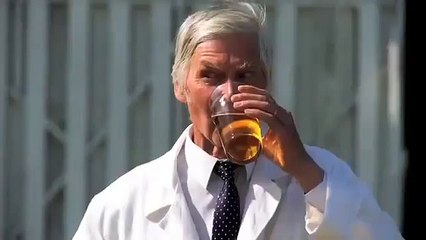 Umpire pees during cricket match-funny