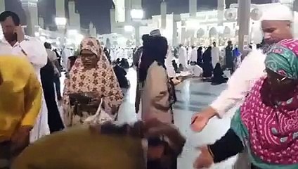 Watch What Aamir Liaquat Is Doing in Madina, Really Appreciable