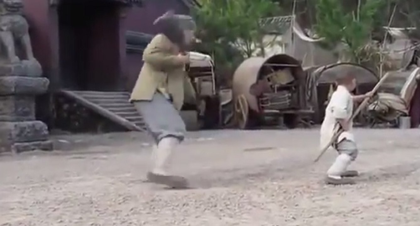 Enfant moine donne un cours de Kung-fu Shaolin à Jackie Chan