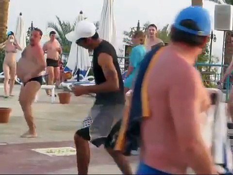 Ce Russe en vacance s'incruste dans un cours de gym/danse et devient la vedette de l'hôtel
