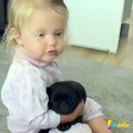 Köpeğin uyuması için Ninni Söyleyen Tatlı kız