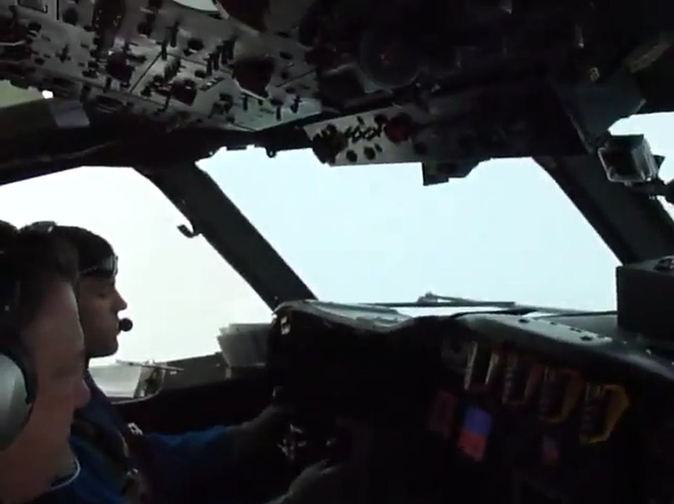 Un avión mete su cámara en el ojo del demoledor huracán Patricia