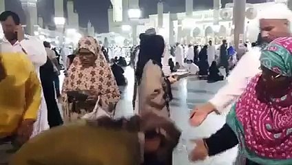 Watch What Aamir Liaquat Is Doing in Madina, Really Appreciable