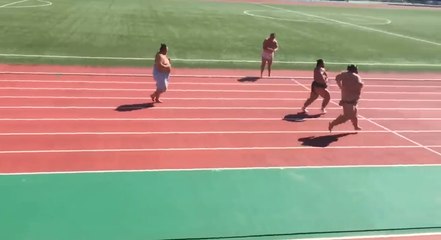 Luchadores de sumo de más de 120 kilos de peso echan una carrera mientras el público se carcajea