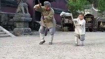 Minik Jackie Chan kung fu tekniklerini öğretiyor