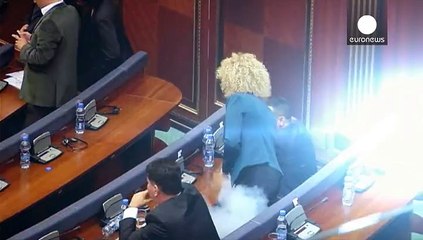 Kosovo: Oposição volta a "gasear" Parlamento por causa da Sérvia e de Montenegro