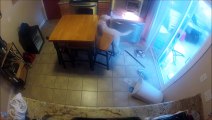 Laissant son chien seul dans la maison avec une caméra cachée... Ce qu'il verra a travers la vidéo est surprenant.