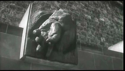 Irène Vildé devant la prison de Frêsne en 1967