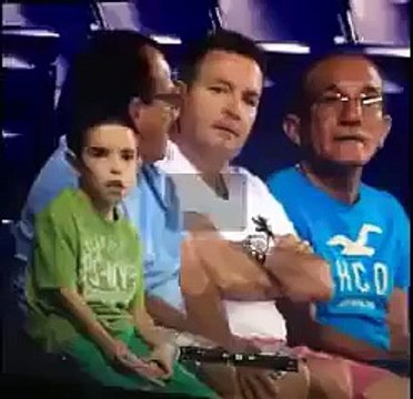 Gitar çalan minik yetenek - Funny videos - Komik videolar