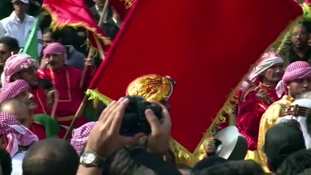 مئات الالاف من الشيعة يحيون ذكرى عاشوراء