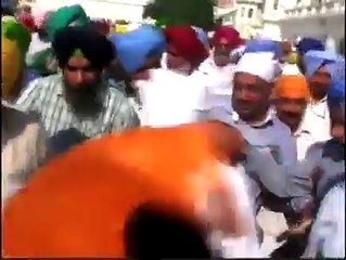 Delhi CMArvind Kejriwal visits Darbar sahib and appeals for peace