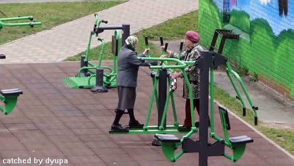 Бабушки исполняют на тренажерах