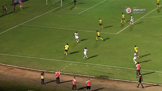 Após jogada dentro da área, Toty chuta na rede pelo lado de fora