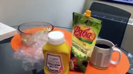 Американец пробует окрошку на вкус!