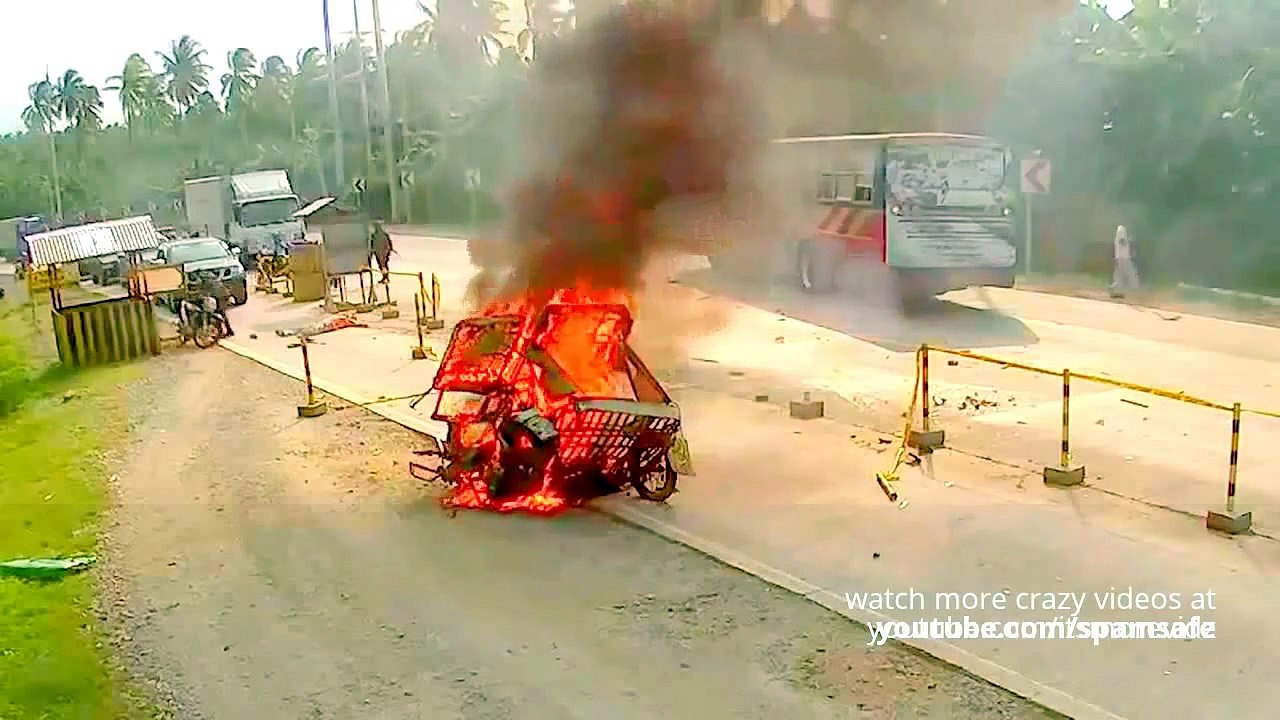 MOTORCYCLE TRiKE caught FIRE during crash