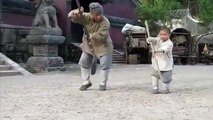Enfant moine donne un cours de Kung-fu Shaolin à Jackie Chan