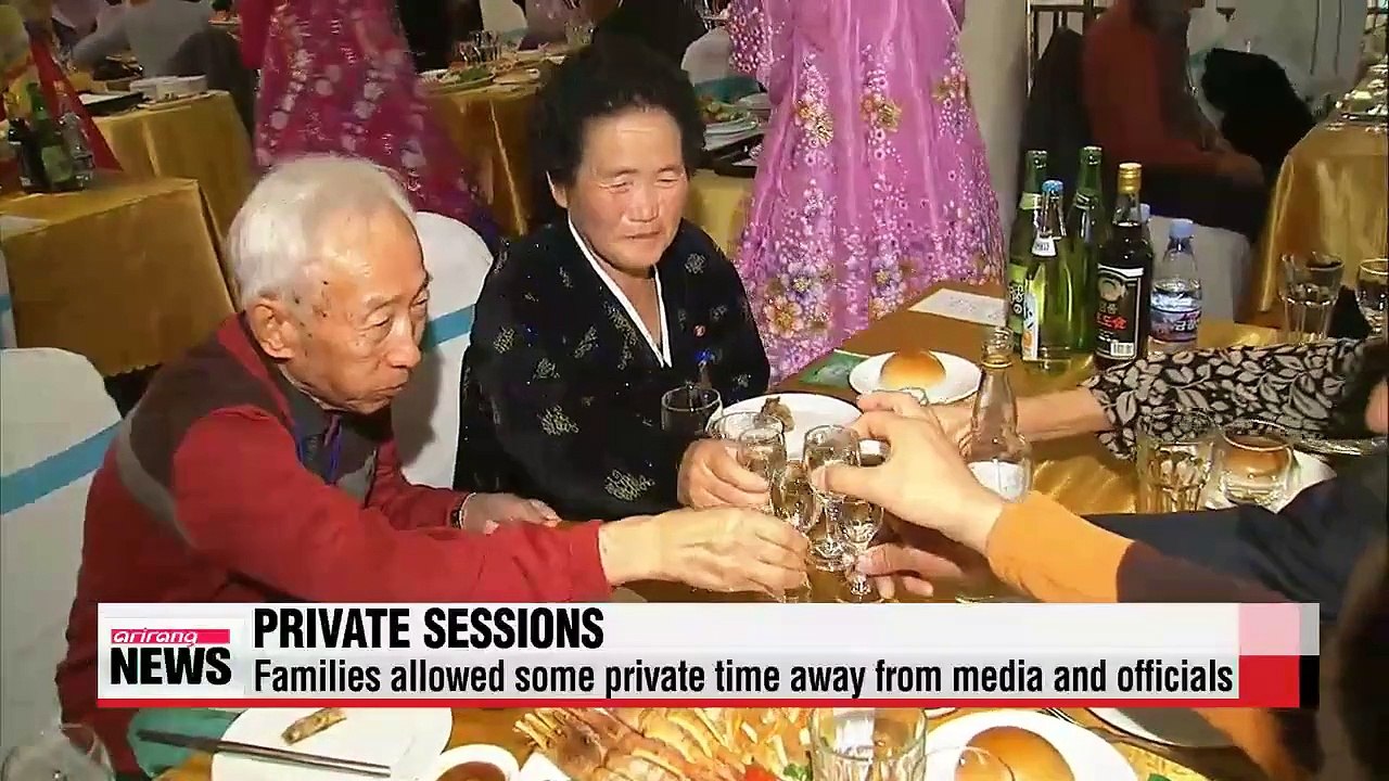 Families exchange gifts on second day of second round of reunions